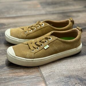 Cariuma Unisex OCA Low‎ Camel Suede Sneaker, W8.5/ M7